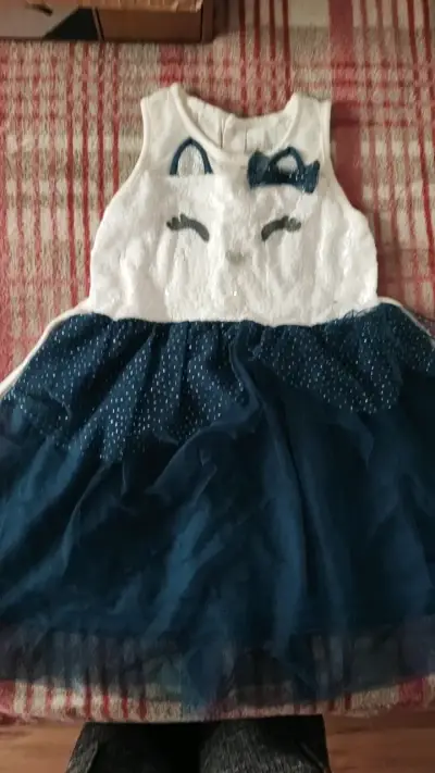 Vestido infantil con diseño de gato y lentejuelas - miniatura 1