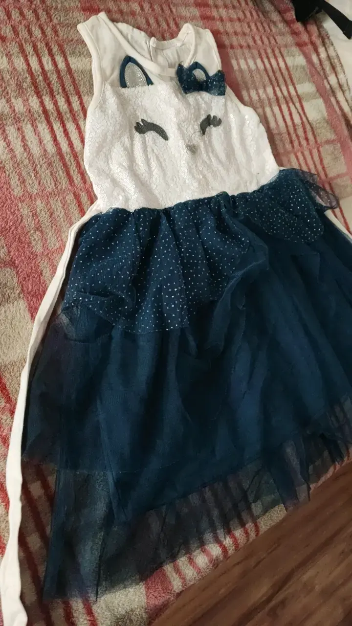 Vestido infantil con diseño de gato y lentejuelas - 2