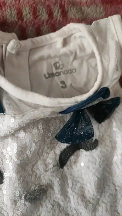 Vestido infantil con diseño de gato y lentejuelas - miniatura 3