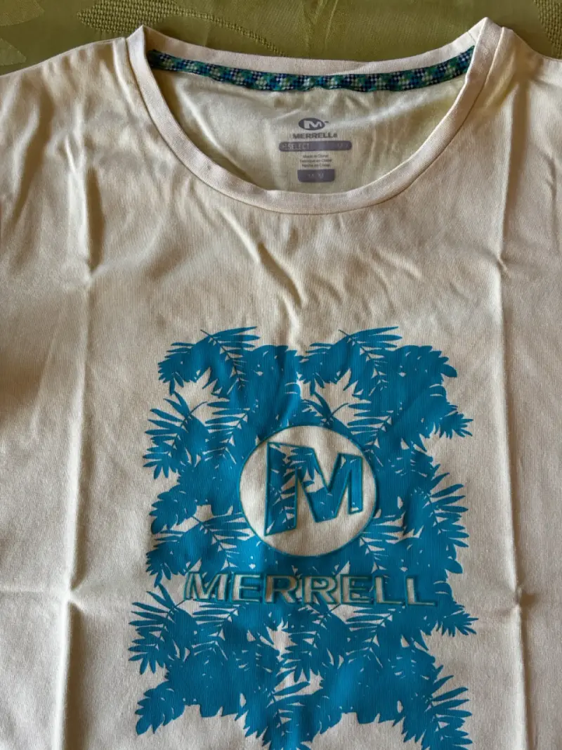3 Poleras  Merrell para mujer con diseño floral