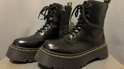 Botas negras tipo Dr.Martens - miniatura 1