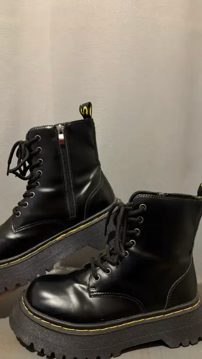 Botas negras tipo Dr.Martens - miniatura 2
