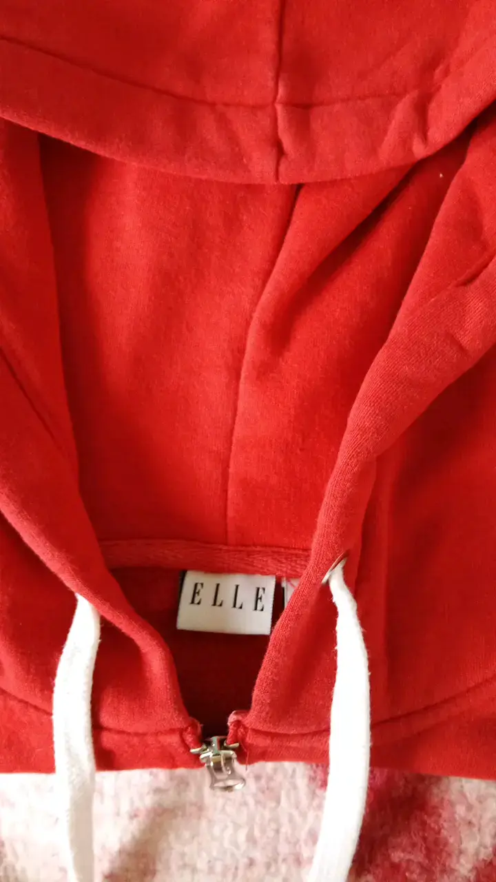 Polerón rojo con capucha Elle
