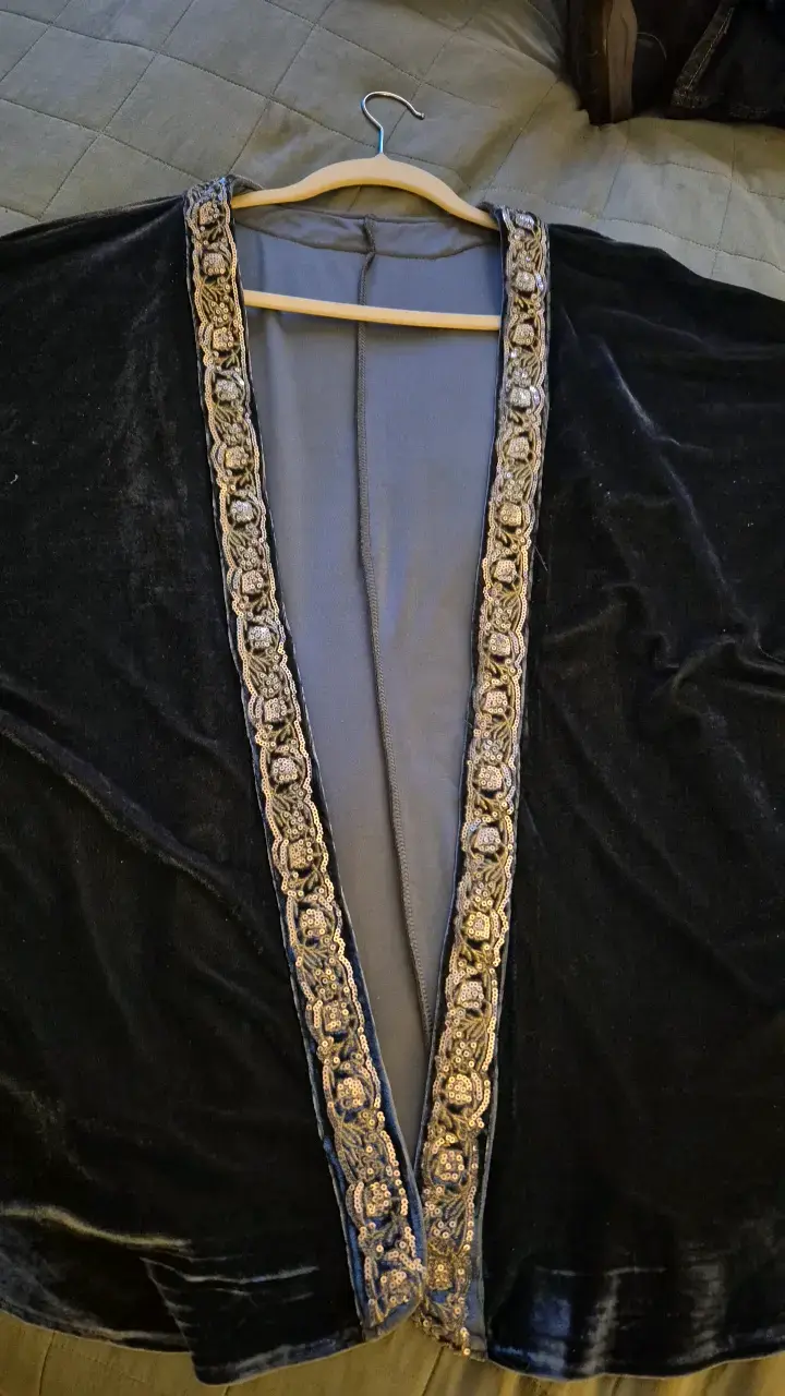 Kimono de terciopelo negro con bordado dorado