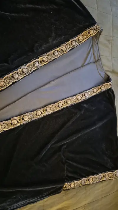 Kimono de terciopelo negro con bordado dorado - miniatura 2