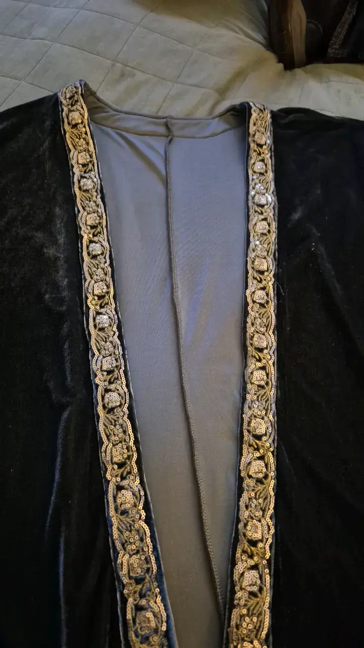Kimono de terciopelo negro con bordado dorado - 3