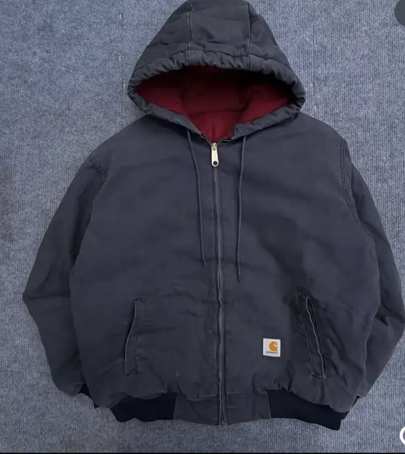 Chaqueta Carhartt con capucha negra