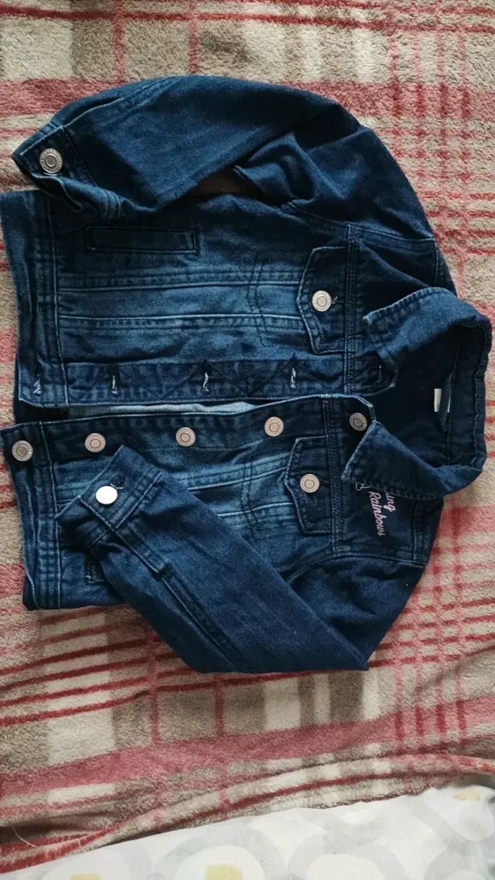 Chaqueta de mezclilla infantil con diseño arcoíris