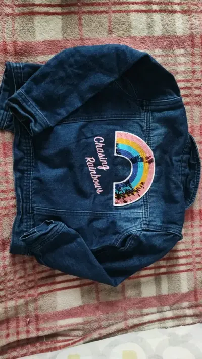 Chaqueta de mezclilla infantil con diseño arcoíris - miniatura 2