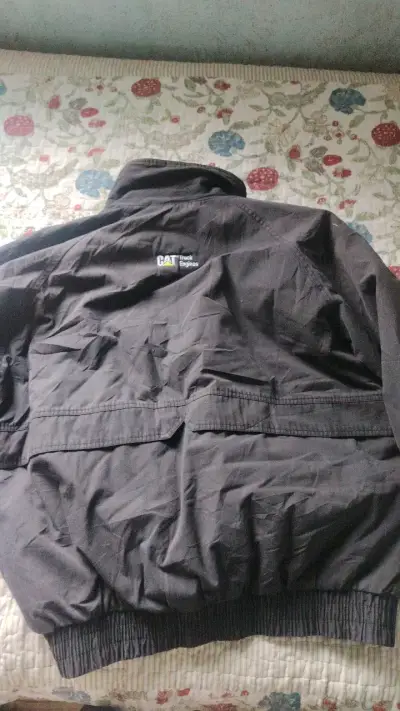Chaqueta Caterpillar negra con logos bordados - miniatura 2