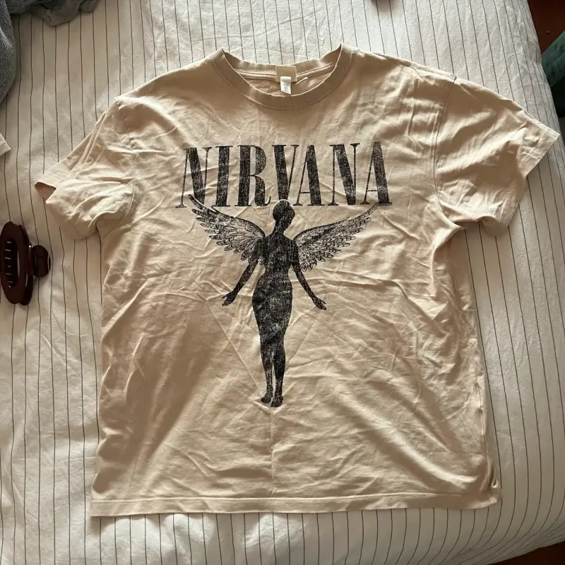 Polera Nirvana beige con diseño gráfico