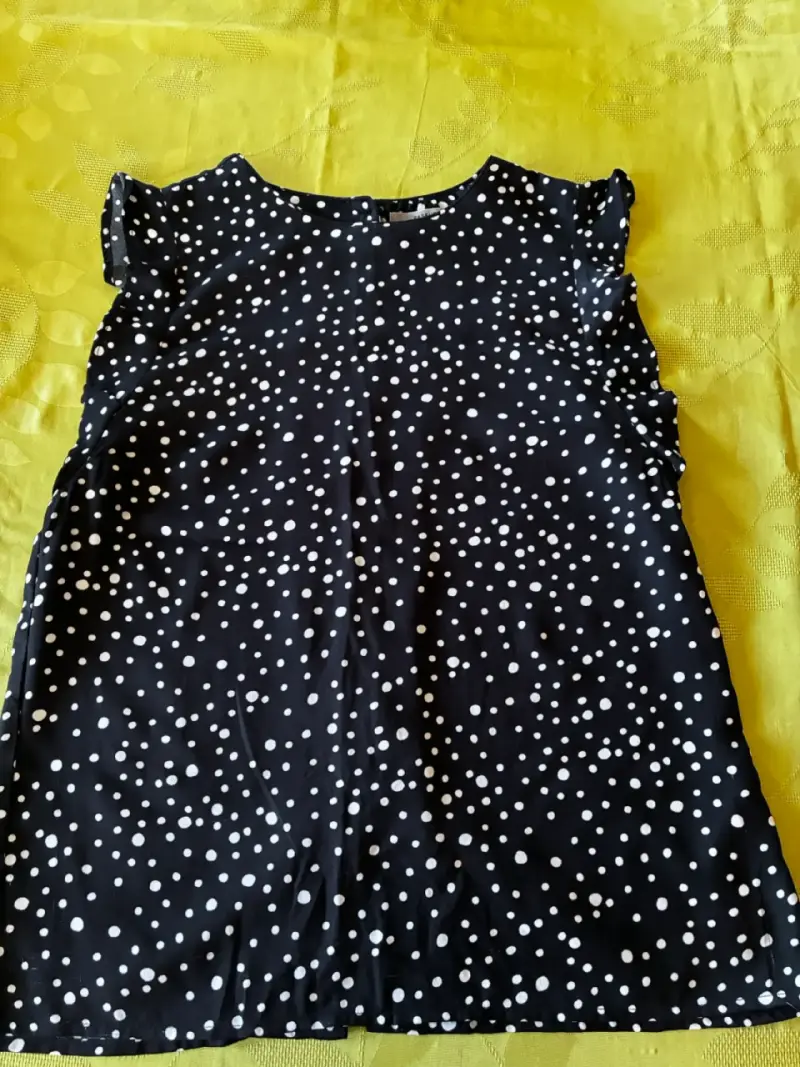 Blusa negra con lunares blancos Basement