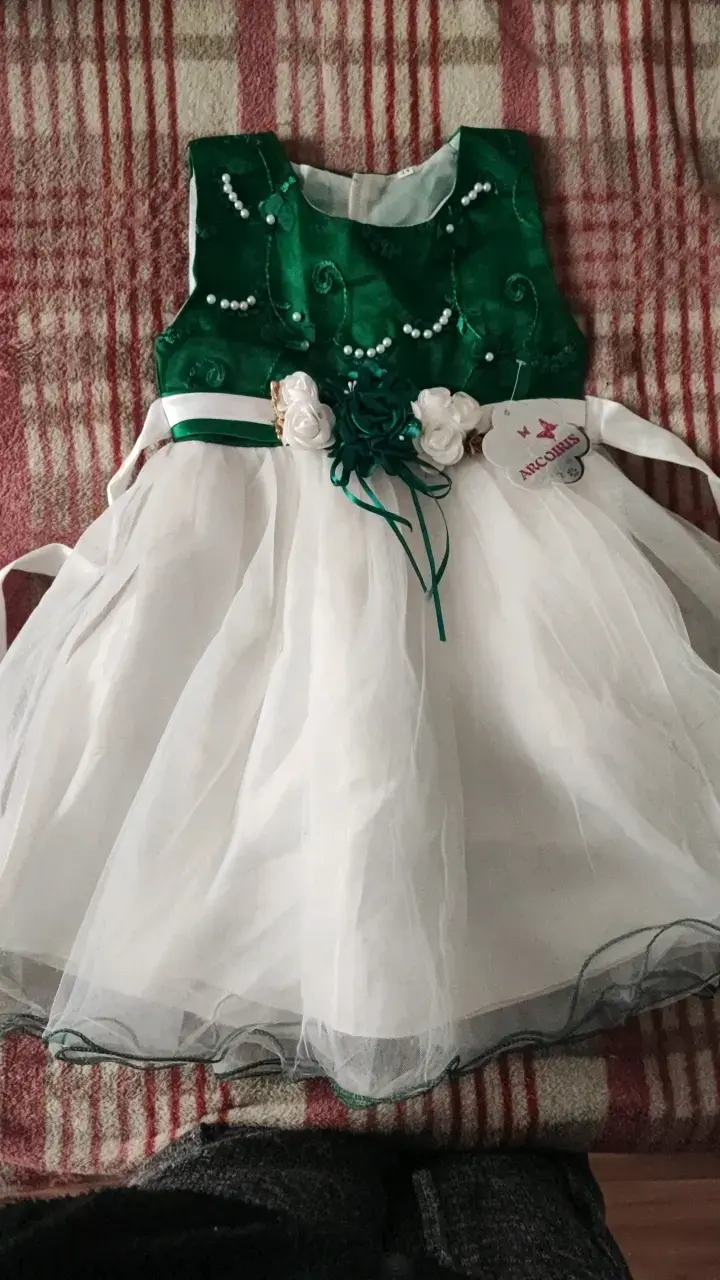 Vestido de fiesta infantil con detales florales