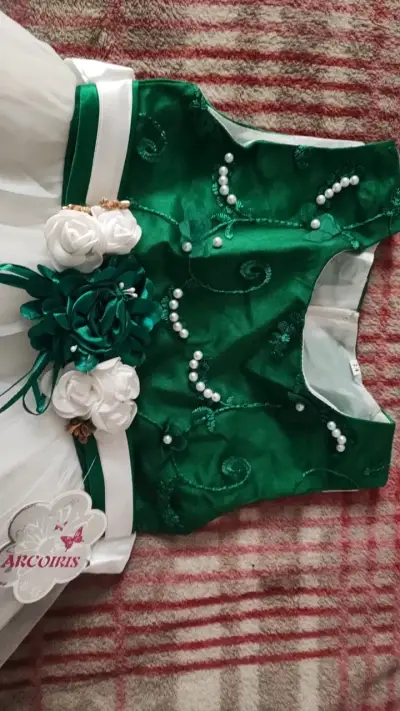 Vestido de fiesta infantil con detales florales - miniatura 4
