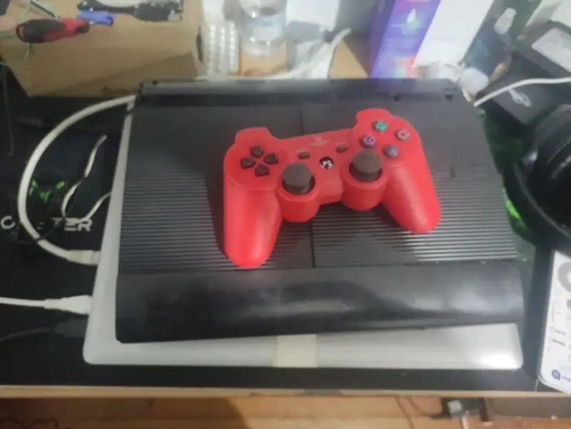 Consola PlayStation 3 con control rojo - 3