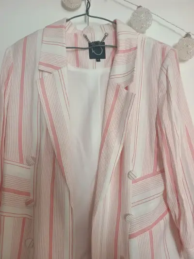 Blazer de rayas rosadas para mujer - miniatura 2