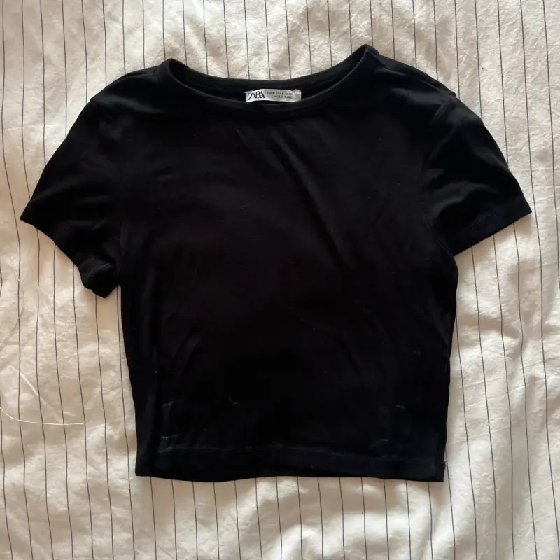 Polera negra básica Zara para mujer