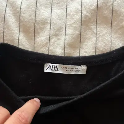 Polera negra básica Zara para mujer - miniatura 2