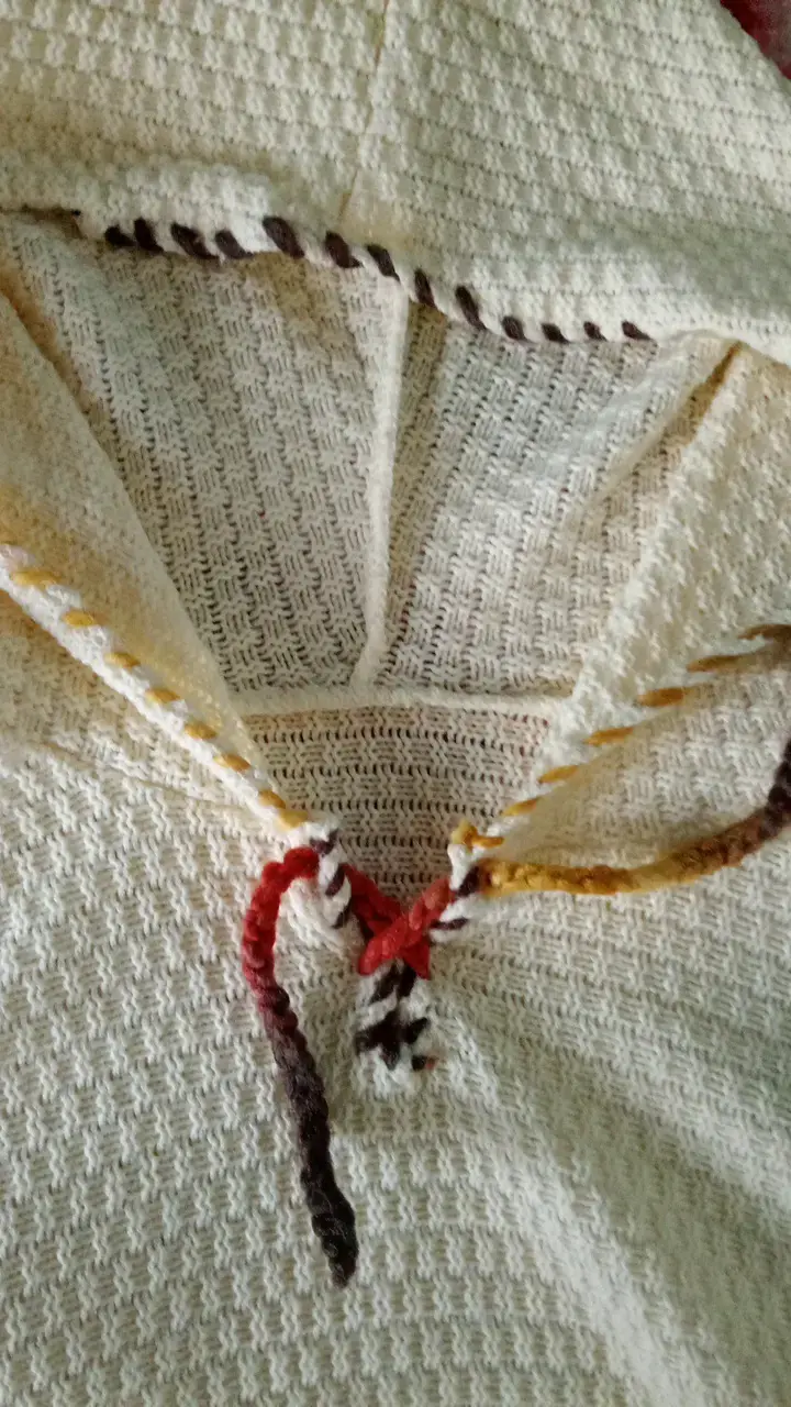 Poncho tejido a mano con capucha y diseño colorido