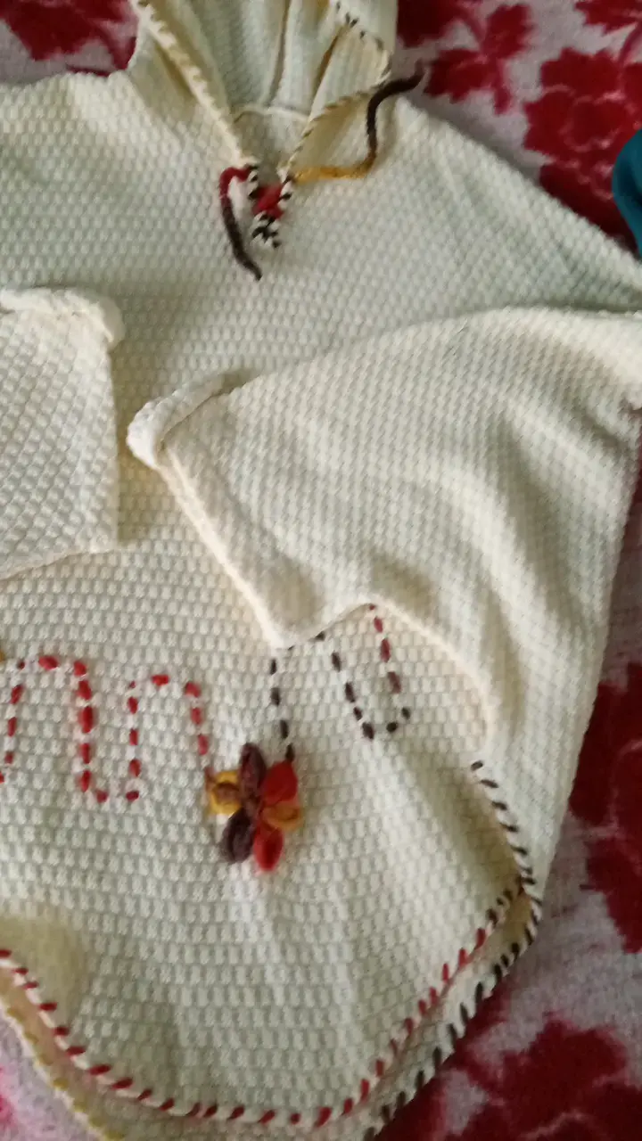 Poncho tejido a mano con capucha y diseño colorido - 3