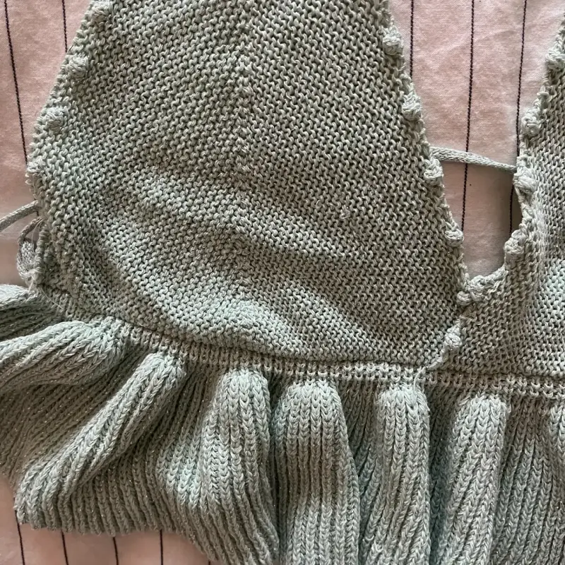 Top tejido verde con volantes y brillos - 2