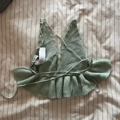 Top tejido verde con volantes y brillos - miniatura 3