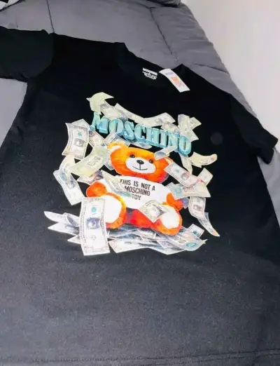 Polera negra Moschino con diseño de oso - miniatura 1