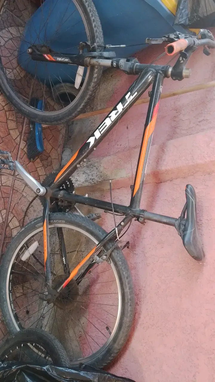 Bicicleta Trek de montaña negra y naranja