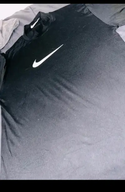 Polera deportiva negra Nike para hombre - miniatura 1