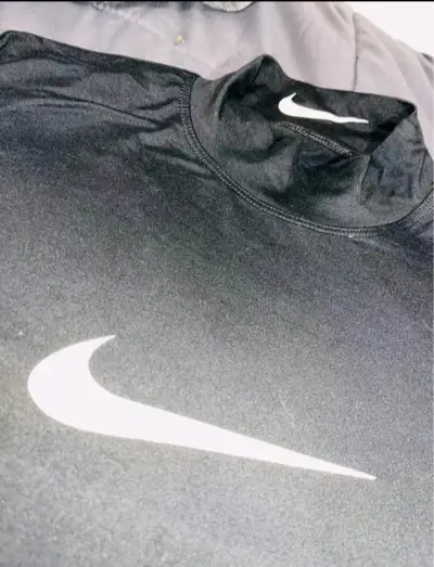 Polera deportiva negra Nike para hombre - miniatura 2