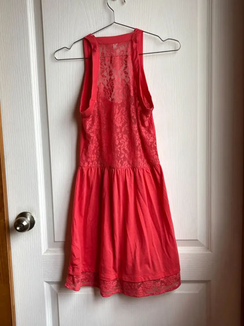 Vestido coral sin mangas con encaje - 2