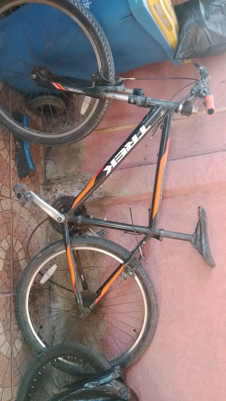Bicicleta Trek de montaña negra y naranja - 2