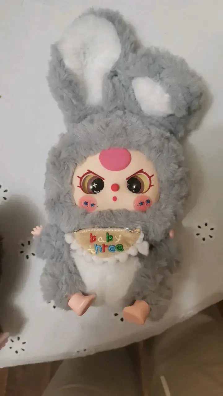 Muñeco de peluche Baby Three disfraz conejo