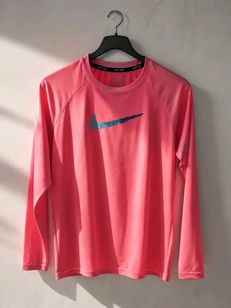Polera Nike Pro Dri-Fit rosa para mujer - 1