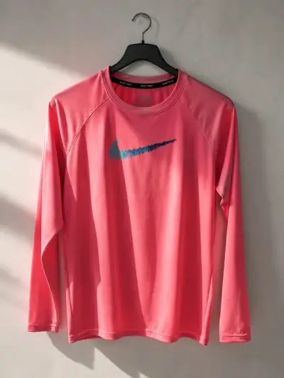Polera Nike Pro Dri-Fit rosa para mujer - miniatura 1