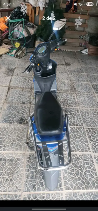 Scooter eléctrico azul en buen estado - miniatura 1