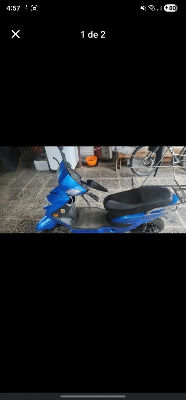 Scooter eléctrico azul en buen estado - 2