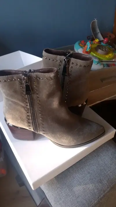 Botines de gamuza con tachas y cierre lateral - miniatura 1