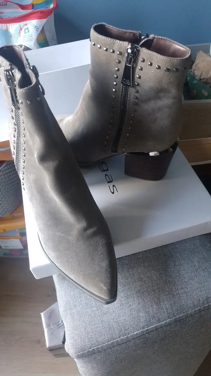 Botines de gamuza con tachas y cierre lateral - 2