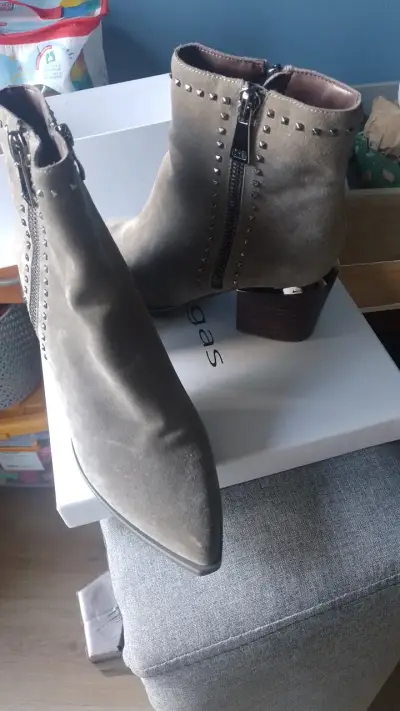 Botines de gamuza con tachas y cierre lateral - miniatura 2