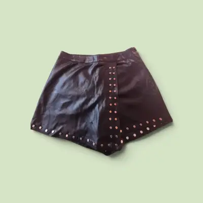 FaldaShorts de cuero negro con tachas - miniatura 1