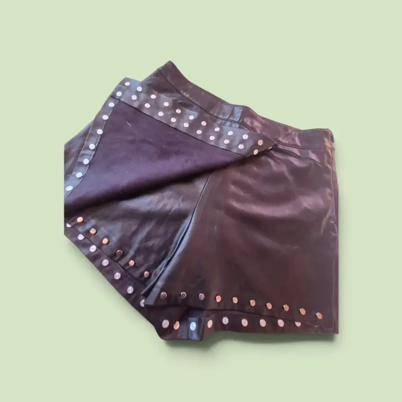 FaldaShorts de cuero negro con tachas - 2