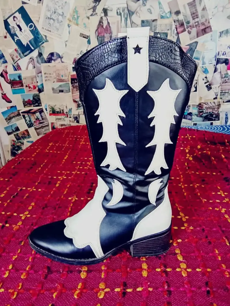 Botas vaqueras negras y blancas con diseño único