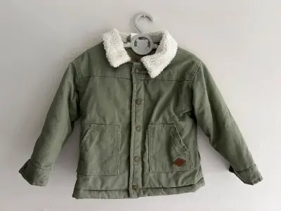 Chaqueta verde para niño con cuello de lana - miniatura 1