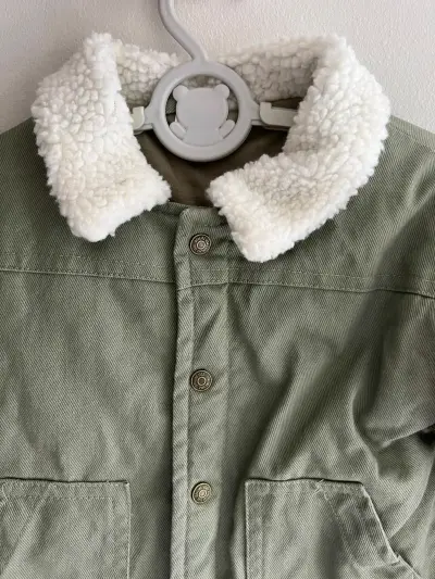 Chaqueta verde para niño con cuello de lana - miniatura 2