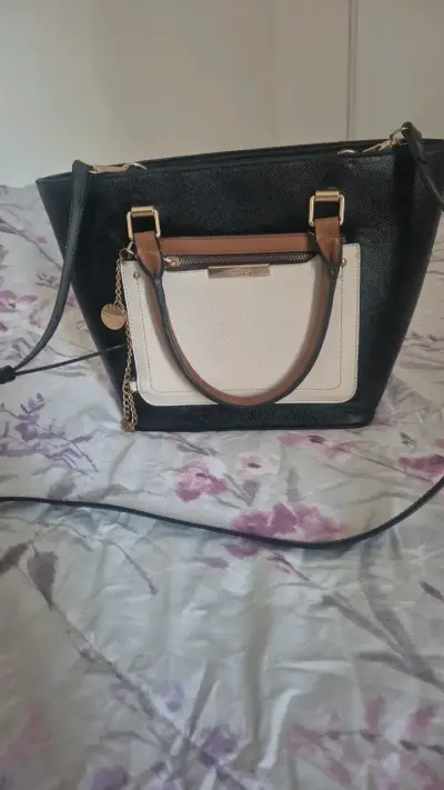 Bolso de mano negro y beige con correa ajustable - miniatura 1