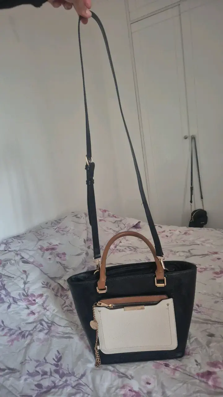 Bolso de mano negro y beige con correa ajustable - 3