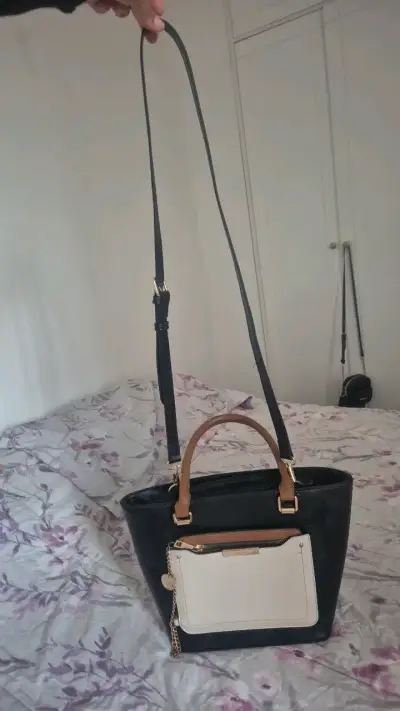 Bolso de mano negro y beige con correa ajustable - miniatura 3