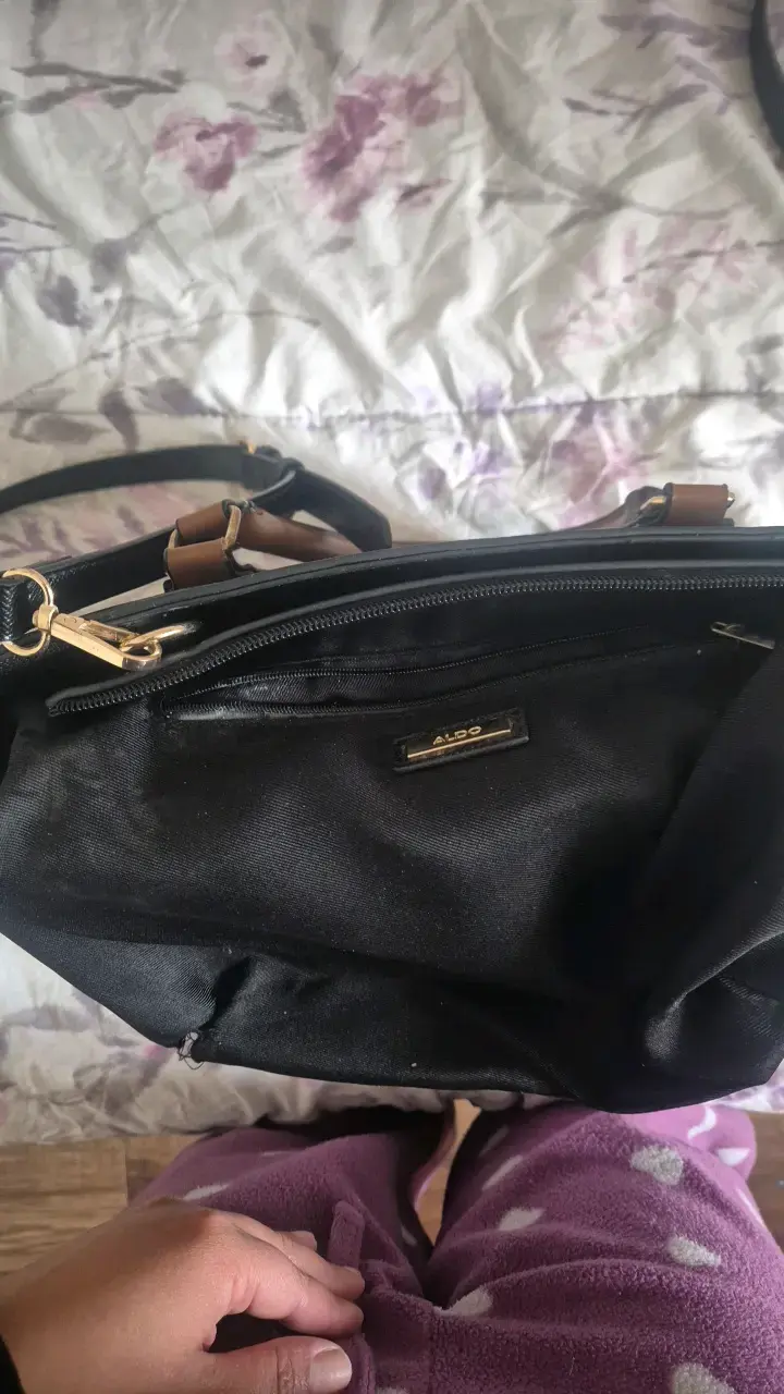 Bolso de mano negro y beige con correa ajustable - 4