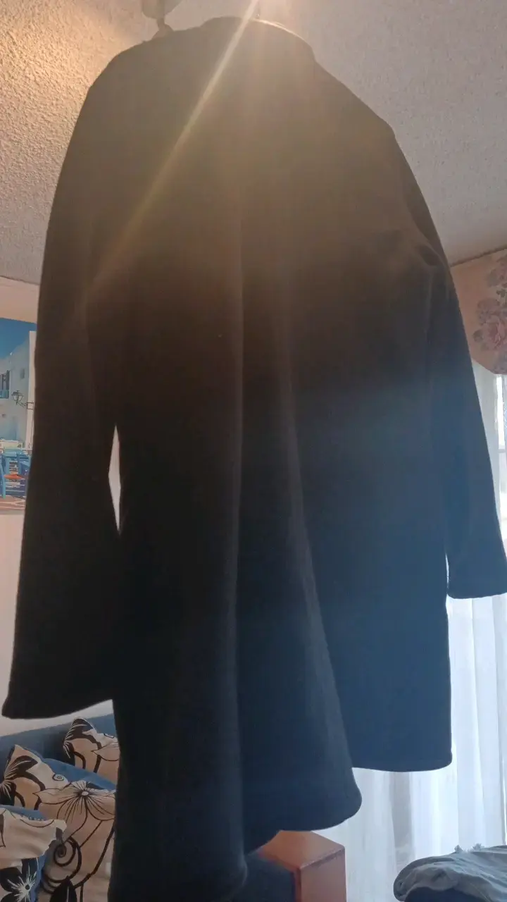 Abrigo negro con diseño de hojas - 2